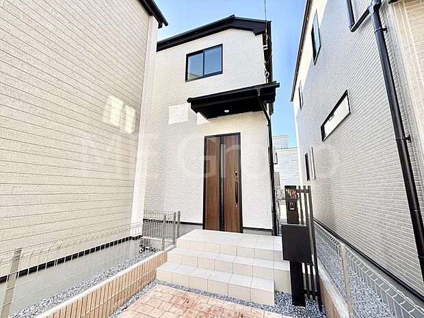 【現地外観写真】洗練された外観、上質な住空間が広がる室内は永く安心して過ごせる住居です。 