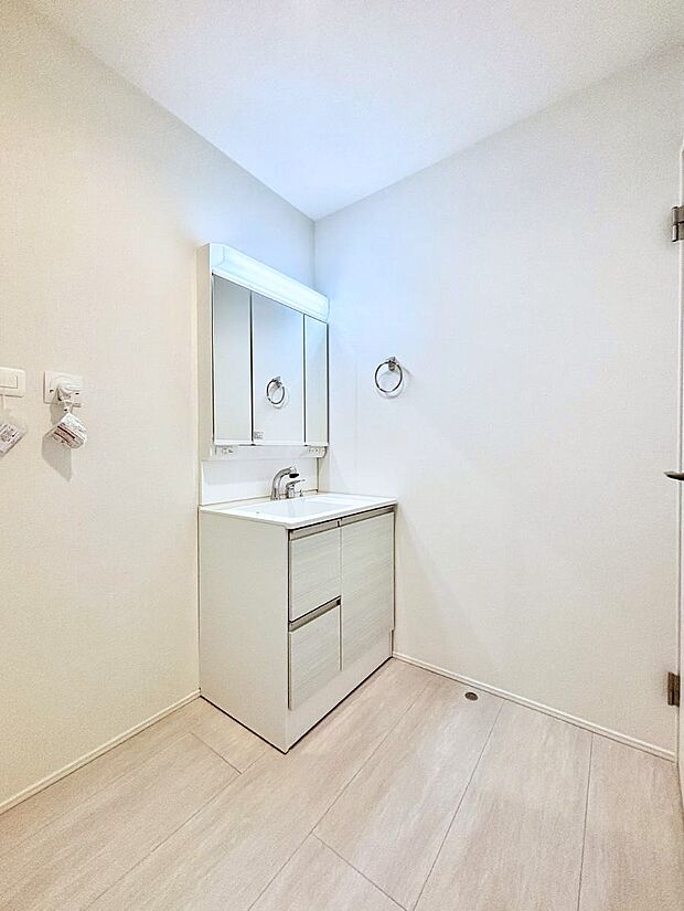 【脱衣場】清潔感のある快適空間です。毎日の身支度も気持ち良くお使い頂けます。 