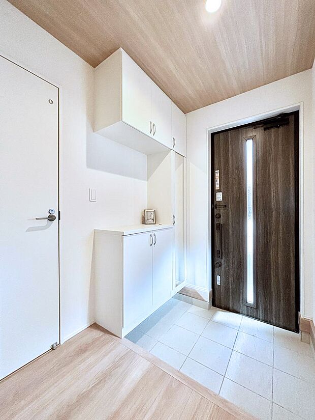 【玄関】飾り棚を利用して、お越しいただくお客様をおもてなしできます。