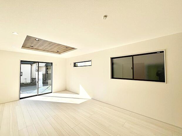 【ダイニング】大きな窓からたっぷりの陽光と風を感じられるリビング  