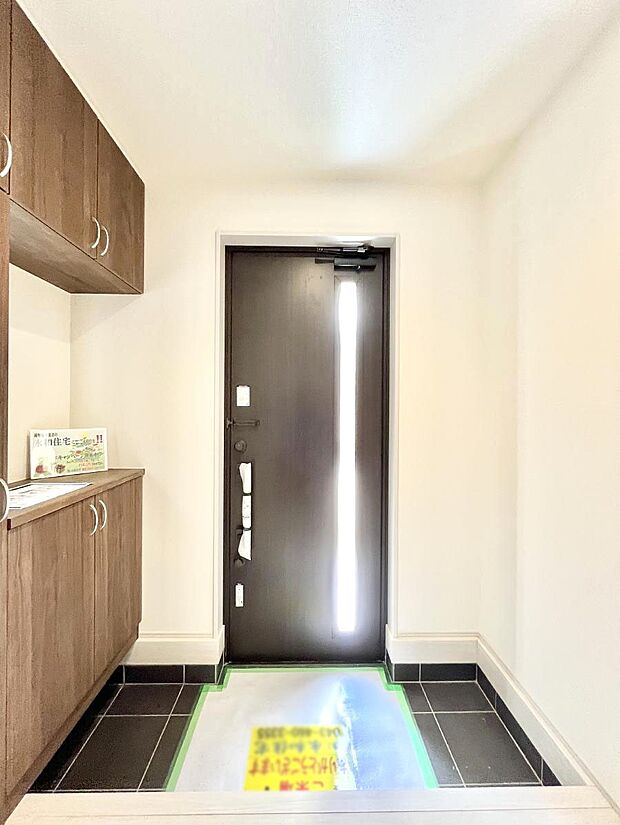 【玄関】明るい玄関はお客様をお出迎えするのにぴったりです！