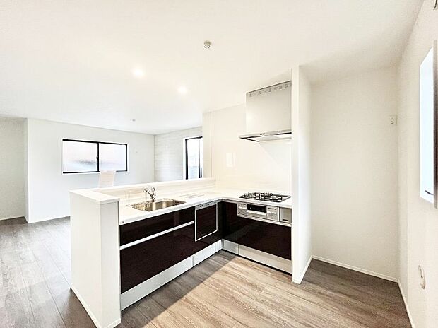 【ダイニングキッチン】料理をしながらご家族との会話を楽しめる対面カウンターキッチン  