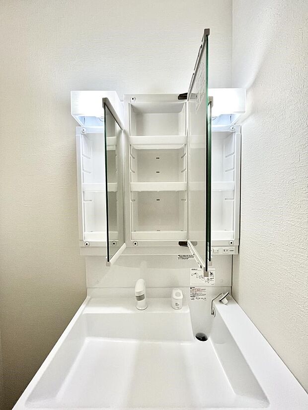 【三面鏡裏収納】三面鏡の裏に、化粧品や衛生用品などを収納可能。洗面台をすっきりと保ちます！