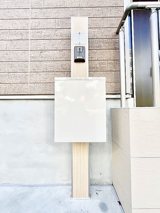 【その他現地】シンプルなデザインのポスト