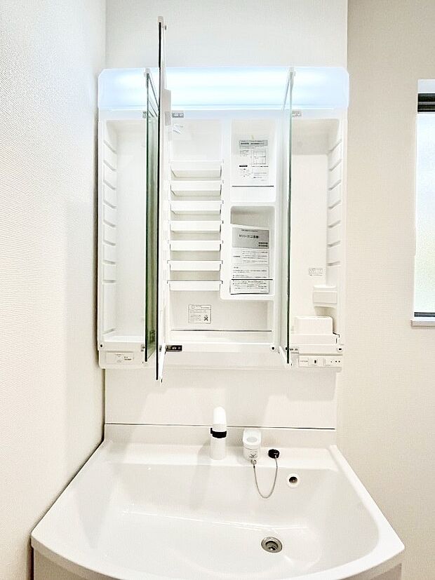 【三面鏡裏収納】三面鏡の裏に、化粧品や衛生用品などを収納可能。洗面台をすっきりと保ちます！