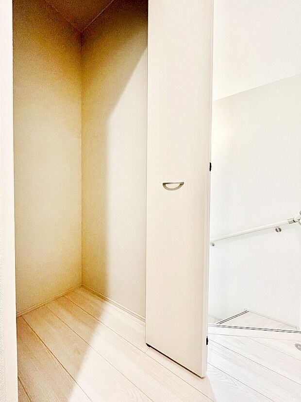 【廊下収納】掃除用具や生活雑貨の保管に便利な廊下収納  