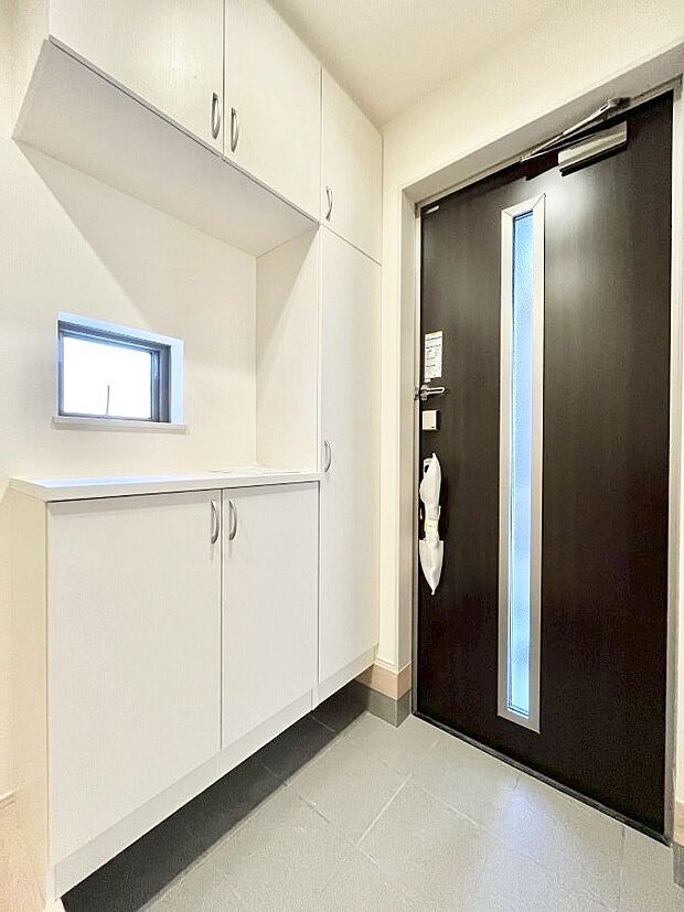 【玄関】飾り棚を利用して、お越しいただくお客様をおもてなしできます。