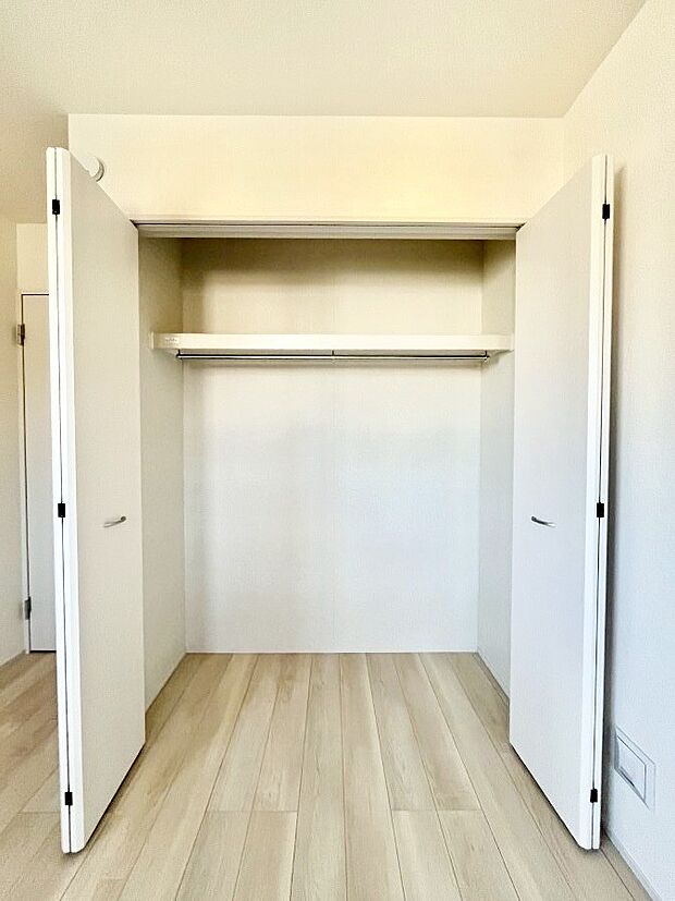 【収納】洋室のクローゼット。奥行きがあるので厚手の衣類もすっきり収まります。