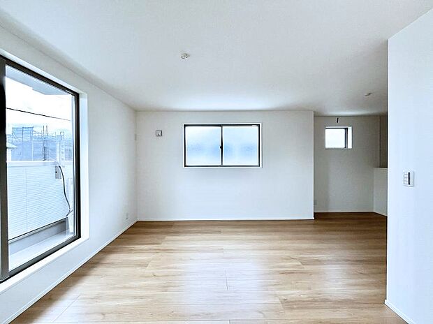 【リビングダイニング】大きな窓からたっぷりの陽光と風を感じられるリビング