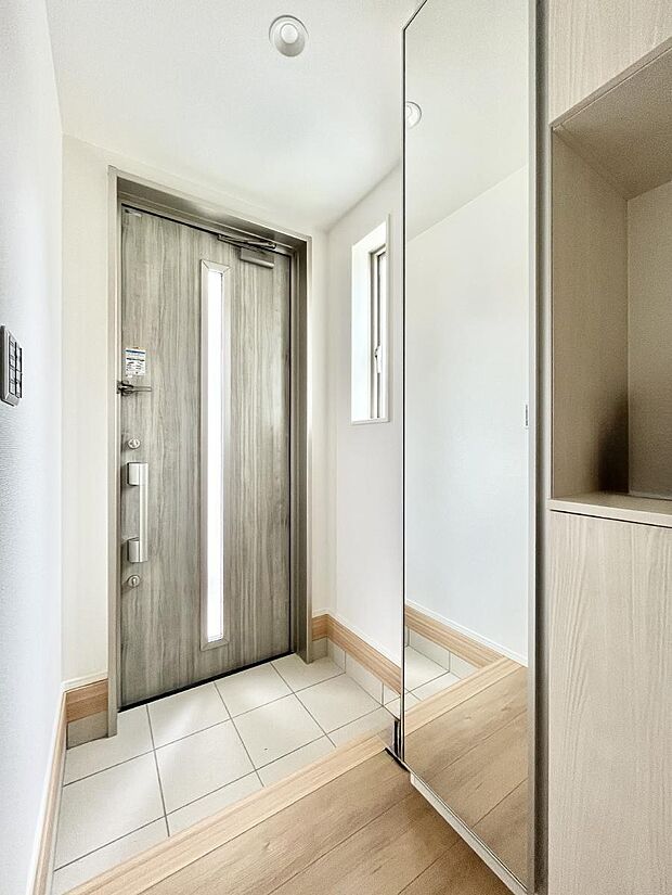 【玄関】飾り棚を利用して、お越しいただくお客様をおもてなしできます。