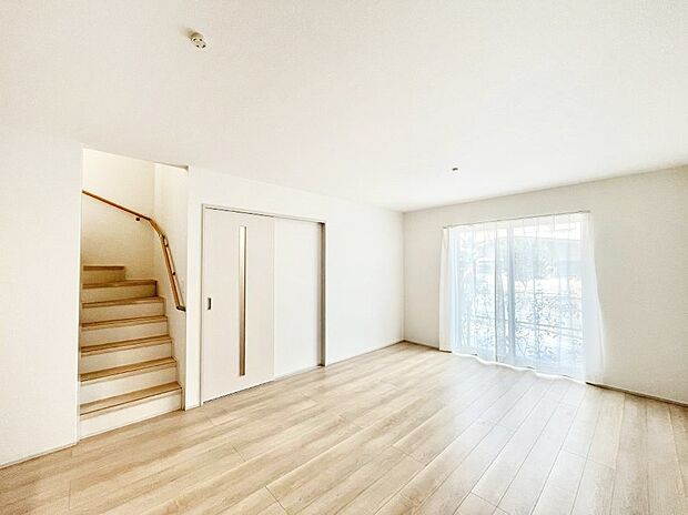 【ダイニング】明るい陽光が注ぎ、寛ぎの雰囲気に満たされるダイニング。   