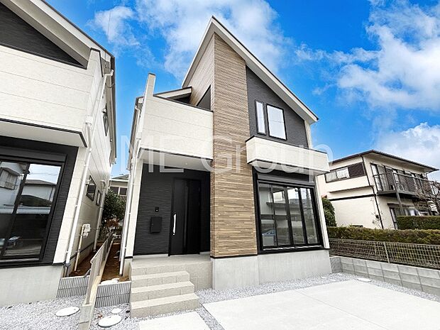 【現地外観写真】開放感溢れる広々リビングで家族団らんが楽しめるマイホーム！