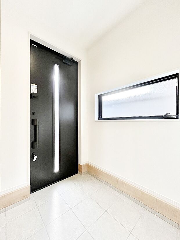 【玄関】ご家族やお客様を気持ちよくお出迎え！明るい陽光が入り込む玄関。