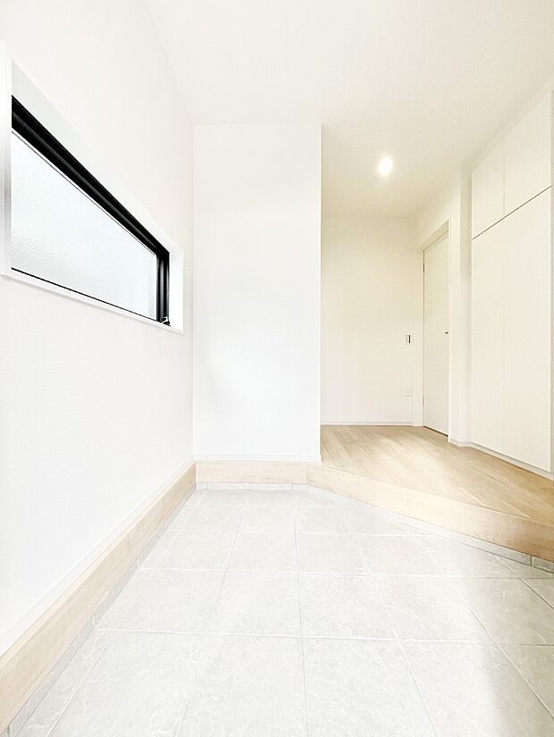 【玄関】ご家族やお客様を気持ちよくお出迎えできる穏やかな雰囲気の玄関です。