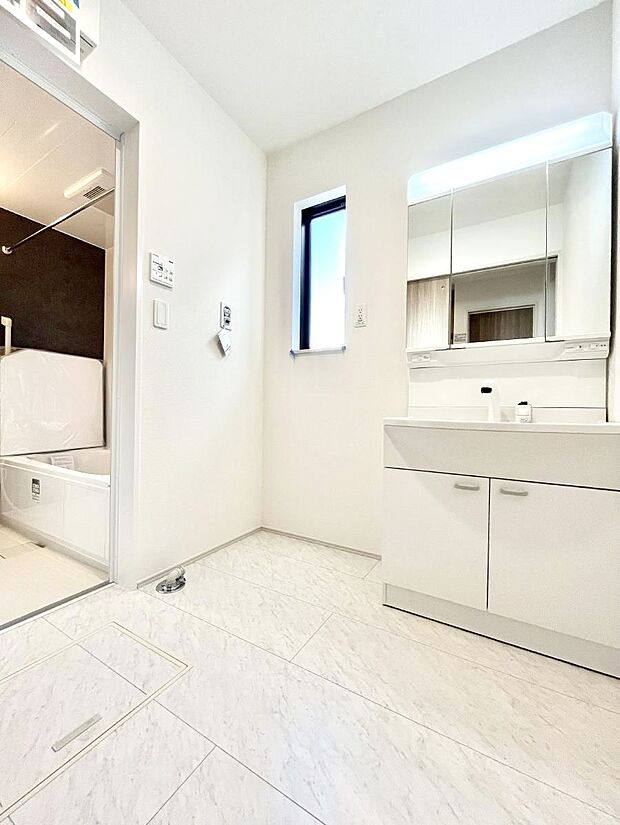 【脱衣場】清潔感のある快適空間です。毎日の身支度も気持ち良くお使い頂けます。 