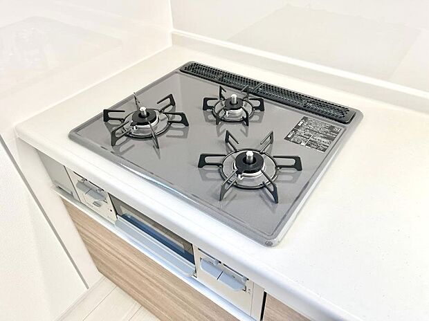 【Ｓｉセンサーコンロ】ガスコンロはＳｉセンサー搭載。火力調節や焦げ付き・消し忘れも防いでくれます。