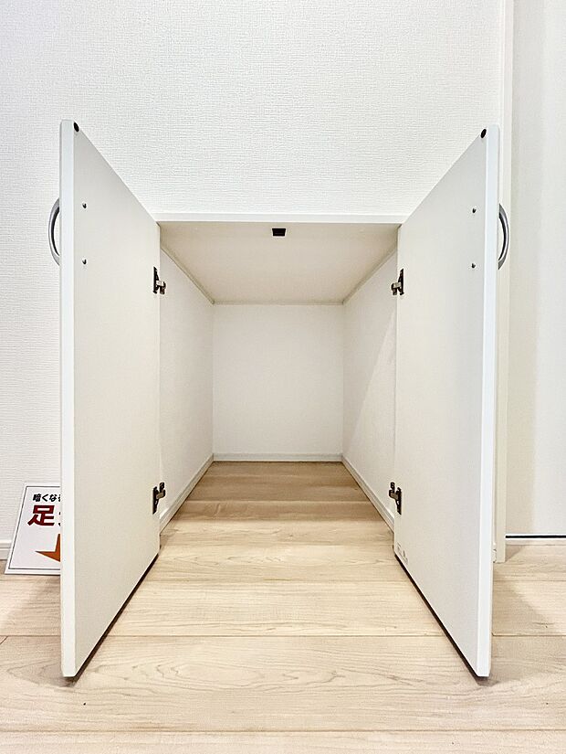 【玄関収納】物が集まりそうな玄関周りもスッキリ片付きます。  