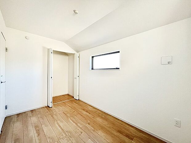 【寝室】収納が充実しているので居住スペースを広々使えます  