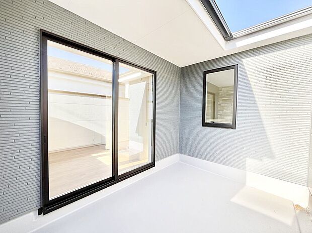 【バルコニー】ゆったりバルコニーだから沢山お洗濯ものを干せます。