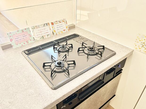 【Ｓｉセンサーコンロ】ガスコンロはＳｉセンサー搭載。火力調節や焦げ付き・消し忘れも防いでくれます。