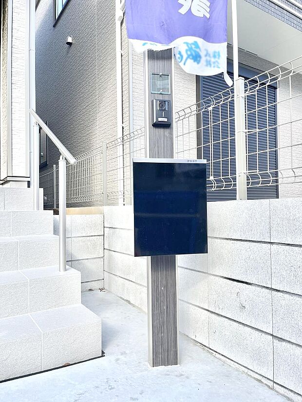 【その他現地】シンプルデザインのポスト。