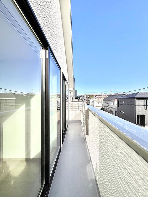 【バルコニー】暖かな陽光が降り注ぐバルコニーはお洗濯におすすめ。爽やかな風も心地よいです。 