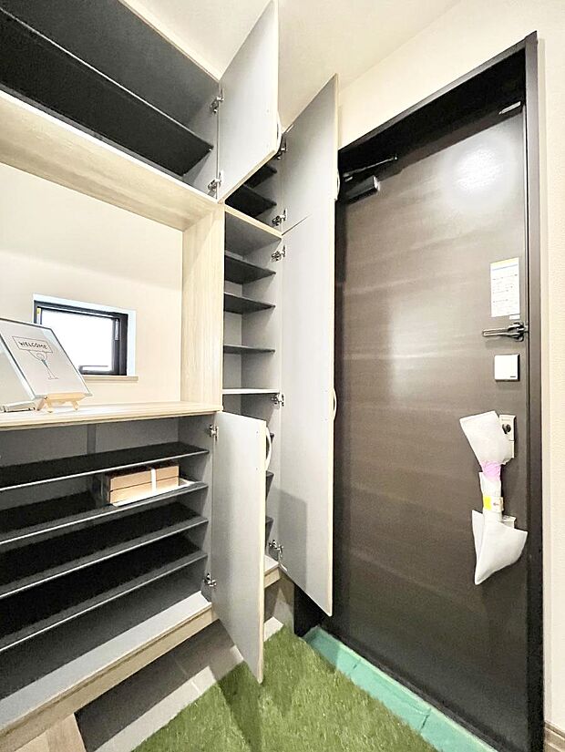 【シューズボックス】たっぷり収納できるシューズボックスで家族全員の靴も、玄関すっきり。