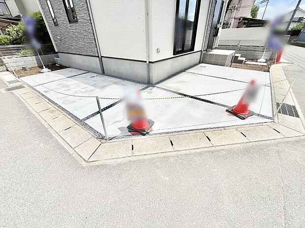 【駐車場】駐車2台可能！急なお客様の駐車に。また、ご家族の自転車スペースとしても大活躍。