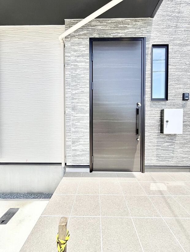 【玄関】大切な家族、来客を出迎える玄関。