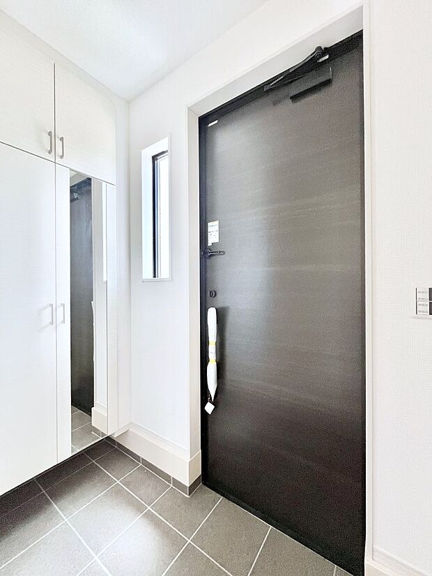 【玄関】天井まである玄関収納で、家族全員の靴もすっきり収納！