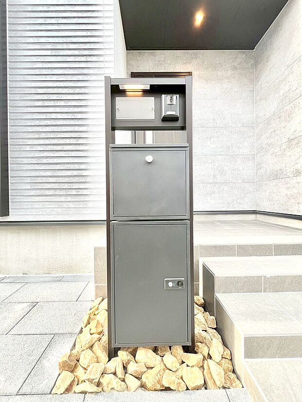 【その他現地】シンプルデザインのポスト。