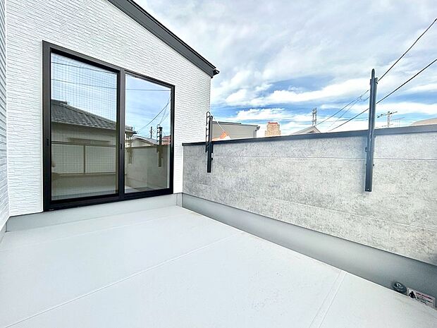 【バルコニー】ゆったりバルコニーだから沢山お洗濯ものを干せます。