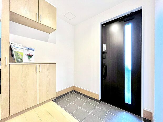 【玄関】明るい玄関はお客様をお出迎えするのにぴったりです！