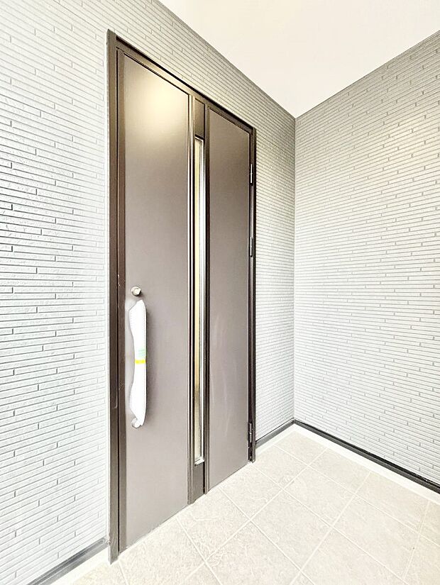 【玄関】玄関前は雨が降っても濡れにくい屋根付き