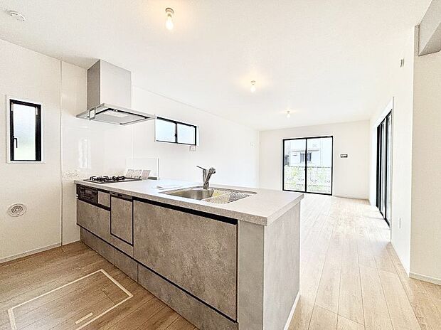 【ダイニングキッチン】料理をしながらご家族との会話を楽しめる対面カウンターキッチン