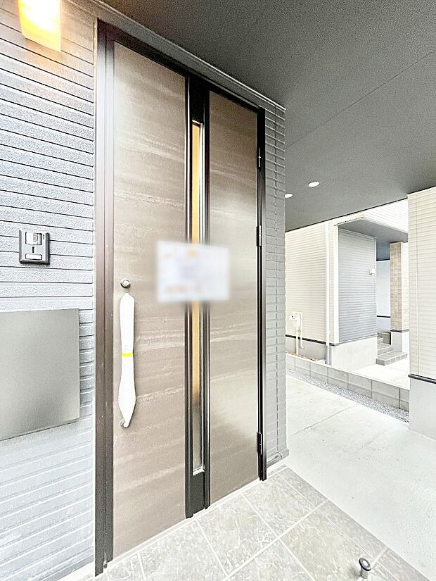 【玄関】玄関前は雨が降っても濡れにくい屋根付き