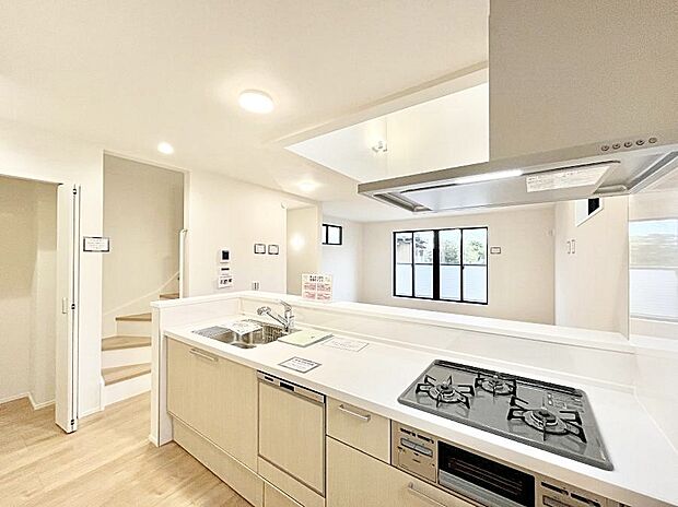 【ダイニングキッチン】カウンター越しに楽しいおしゃべり。いつものお料理がもっと美味しくなりそうですね。