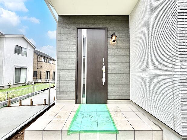 【玄関】大切な家族、来客を出迎える玄関。