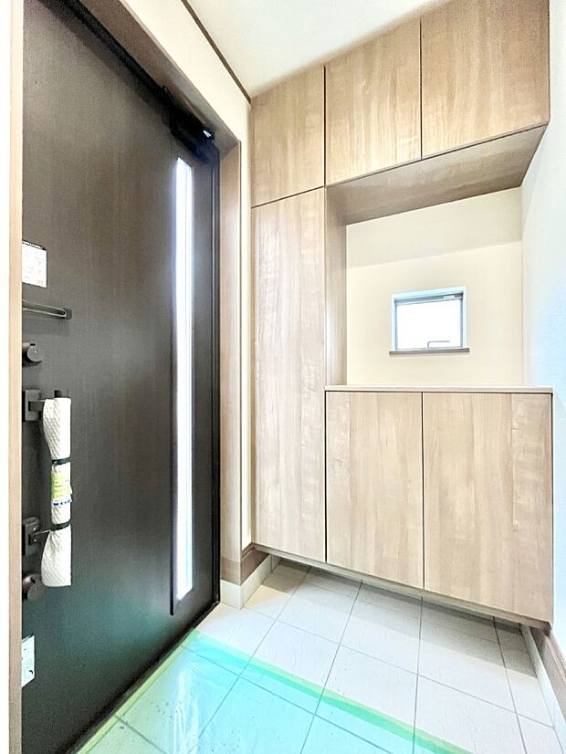 【玄関】明るい玄関はお客様をお出迎えするのにぴったりです！