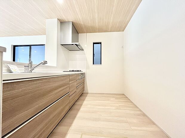 【キッチン】ゆとりあるキッチンではご家族と楽しくお料理ができます。