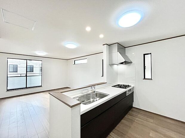 【ダイニングキッチン】料理をしながらご家族との会話を楽しめる対面カウンターキッチン