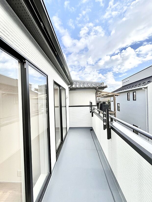 【バルコニー】南向きのバルコニー！ご家族の洗濯物はもちろん、お布団もたっぷり干せます！