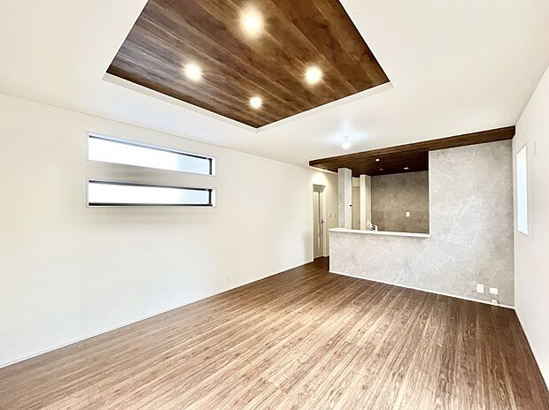 【リビングダイニング】明るい陽光が注ぎ、寛ぎの雰囲気に満たされるリビング・ダイニング。 　