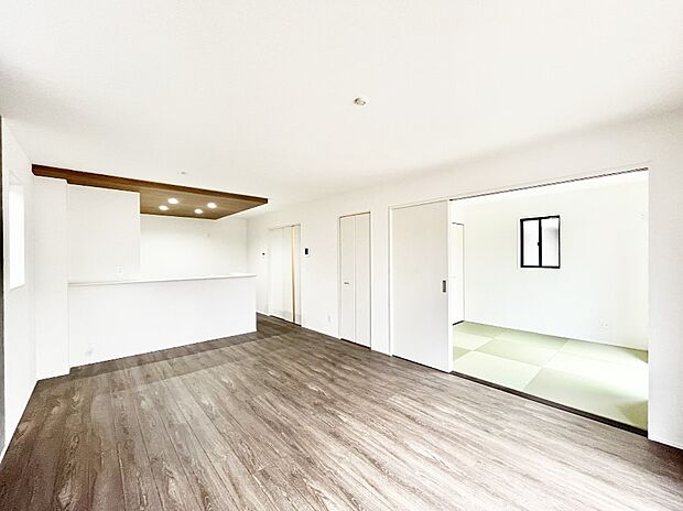 【リビングダイニング】隣接の和室を開放すればさらに広々空間に  