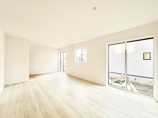 【ダイニング】家族の笑顔が自然と生まれてくる、そんな雰囲気のダイニングに仕上がっています 