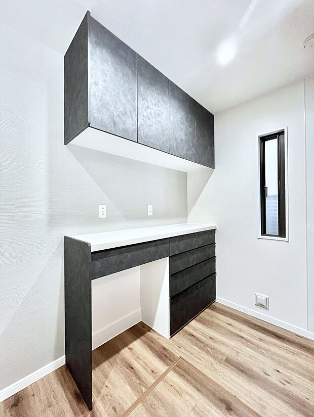 【キッチンカップボード】カップボードも標準装備 広々スペースでお料理しやすいキッチンです