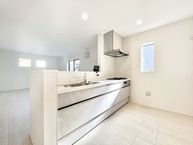 【ダイニングキッチン】料理をしながらご家族との会話を楽しめる対面カウンターキッチン