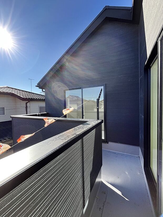 【バルコニー】暖かな陽光が降り注ぐバルコニーはお洗濯におすすめ。爽やかな風も心地よいです。