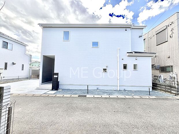 【現地外観写真】たっぷりの陽光と心地よい風が舞い込む住まい