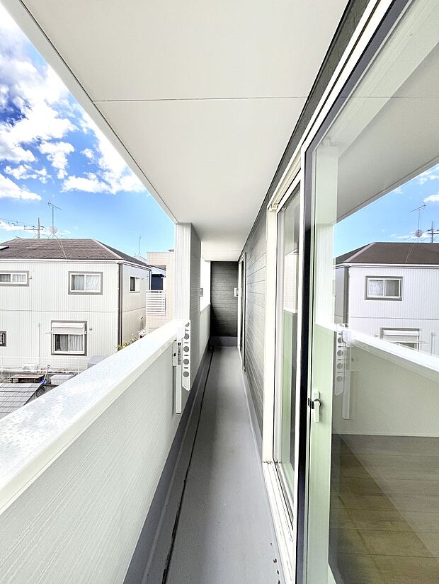 【バルコニー】南向きのバルコニー!ご家族の洗濯物はもちろん、お布団もたっぷり干せます!